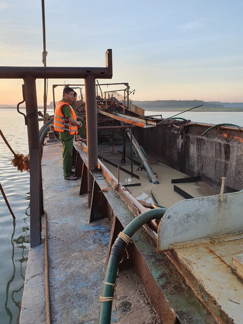Bắt 2 tàu khai thác cát lậu trong hồ Dầu Tiếng